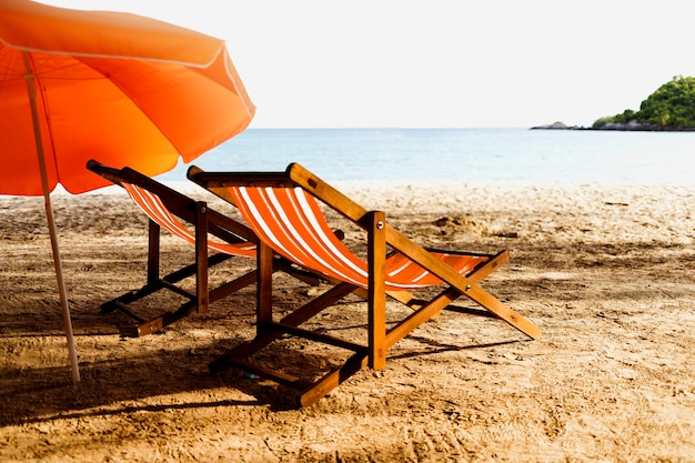Paraguas naranja en la playa