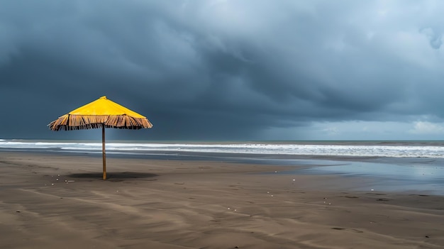 Un paraguas de playa se sienta en una playa desierta mientras se acerca una tormenta las nubes oscuras y las olas ásperas crean una sensación de presagio