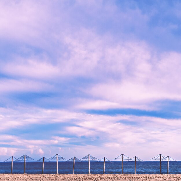 Paraguas. Playa. Vacaciones. Cielo azul. Oceano