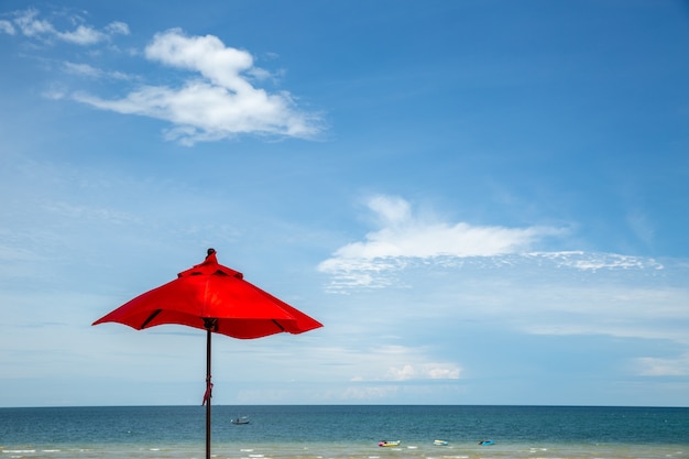 Foto paraguas rojo, backbround del mar