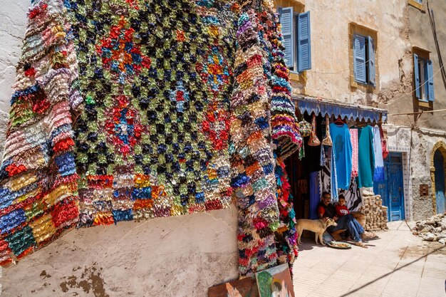 Paraguas de varios colores en la pared