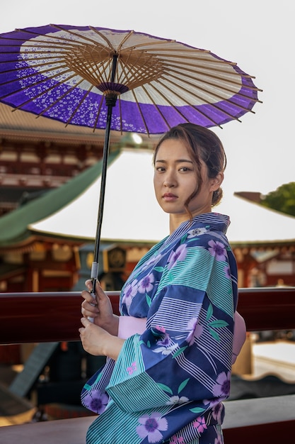 Foto paraguas wagasa japonés ayudado por mujer joven