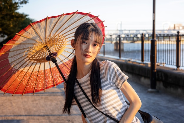 Foto paraguas wagasa japonés ayudado por mujer joven