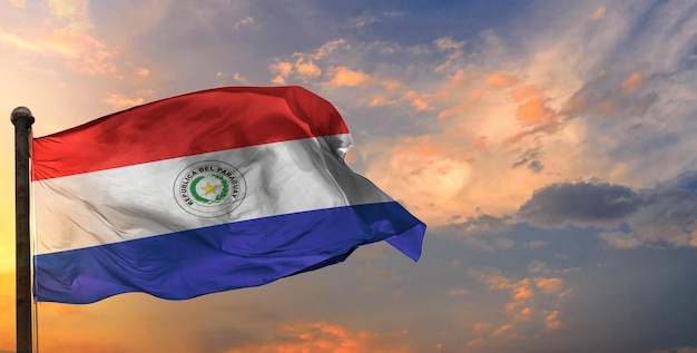 El paraguay ondeando la bandera y el fondo del cielo.