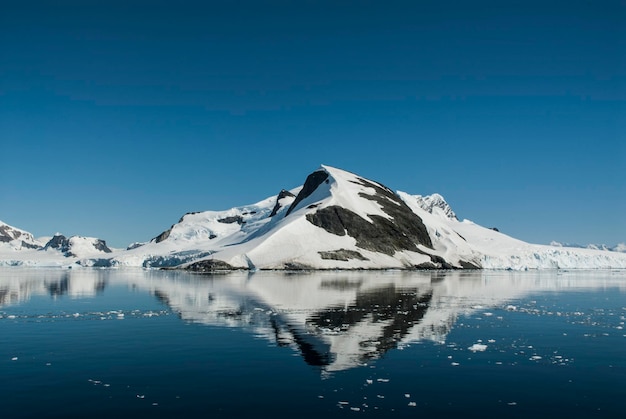 Paraiso Bay montanhas paisagem Península Antártica
