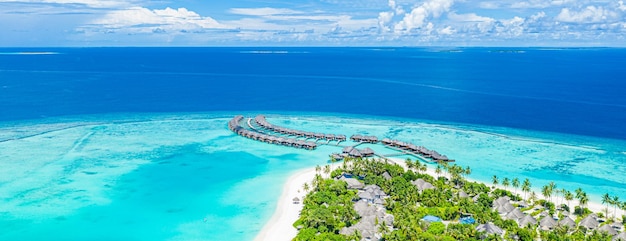 Paraíso das Maldivas. Paisagem aérea tropical, marinha com cais de villas de água, lagoa do mar sonhadora