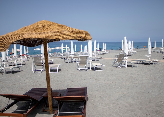 Paraíso de playa con cabañas y palmeras copia espacio Cabaña con techo de paja en la playa Cenadores con sillas