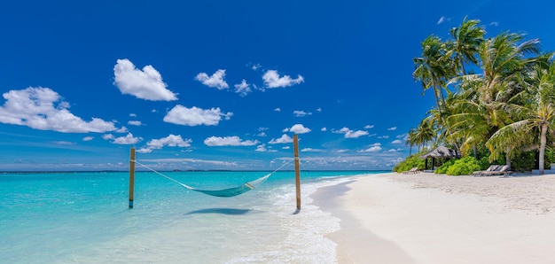 Foto paraíso de playa tropical como paisaje de verano con columpio de playa o hamaca y arena blanca cielo de mar tranquilo