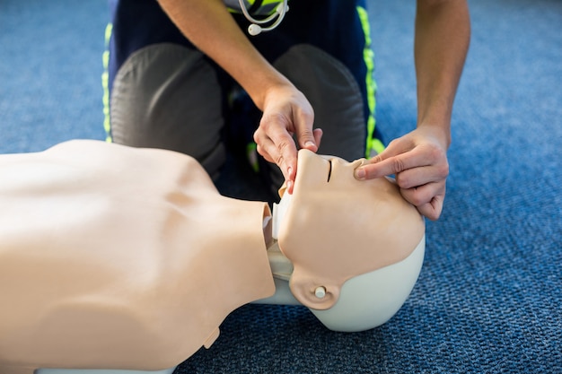 Paramédico durante el entrenamiento de reanimación cardiopulmonar