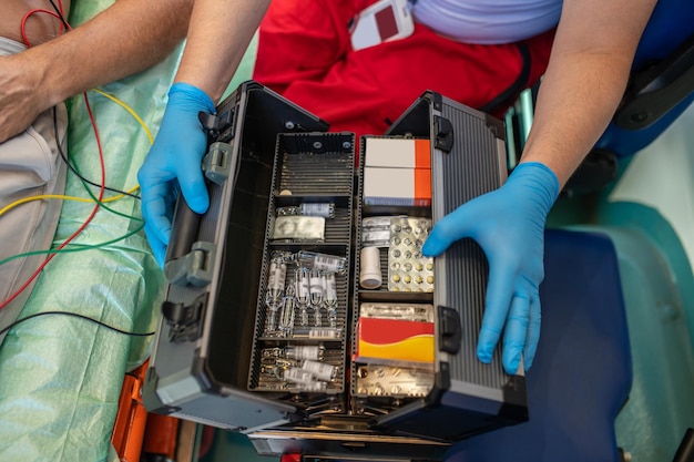 Paramédico escolhendo um medicamento para administrar a uma pessoa doente