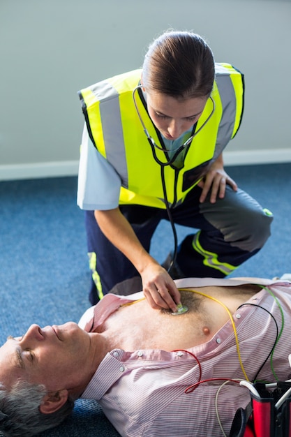 Paramédico examinando um paciente durante ressuscitação cardiopulmonar