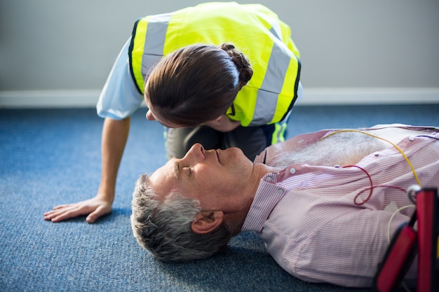 Foto paramédico feminino durante treinamento de ressuscitação cardiopulmonar