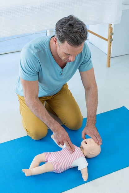 Foto paramédico praticando ressuscitação no manequim