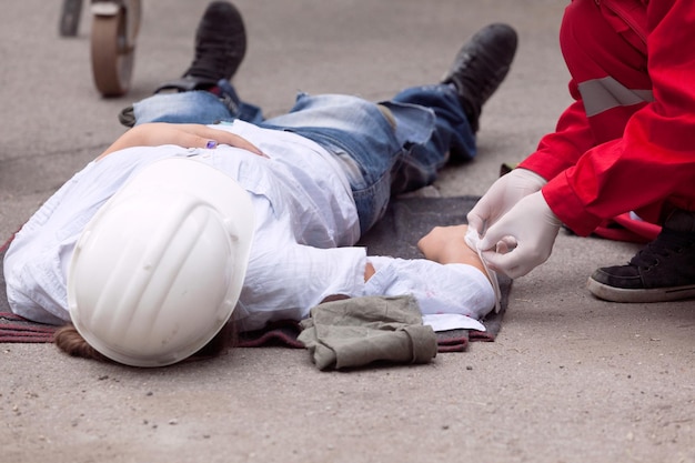 Paramedico realizando reanimación cardíaca a una mujer en la calle
