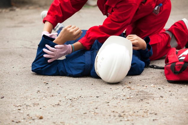 Paramedico realizando resucitación cardíaca a una persona tendida en la calle