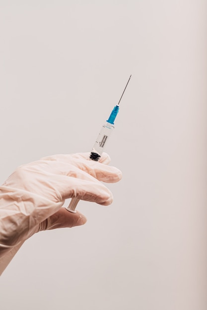 Paramédico segura seringas com uma vacina