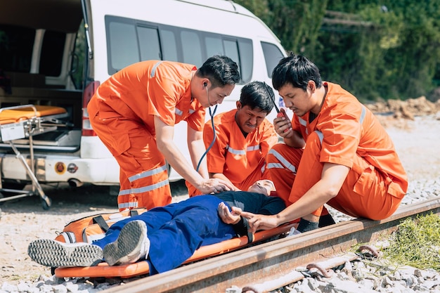 Paramedicos, emergencias médicas, equipos de médicos trabajando en acción, ayudando a salvar vidas en accidentes al aire libre.
