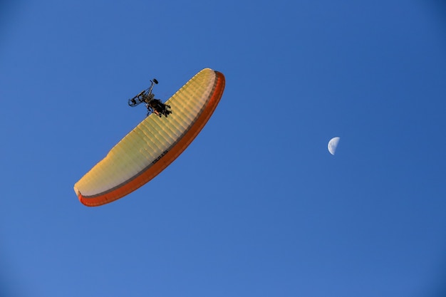 Paramotor no céu com a lua.