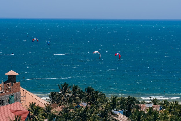 Paramotor sobre mar