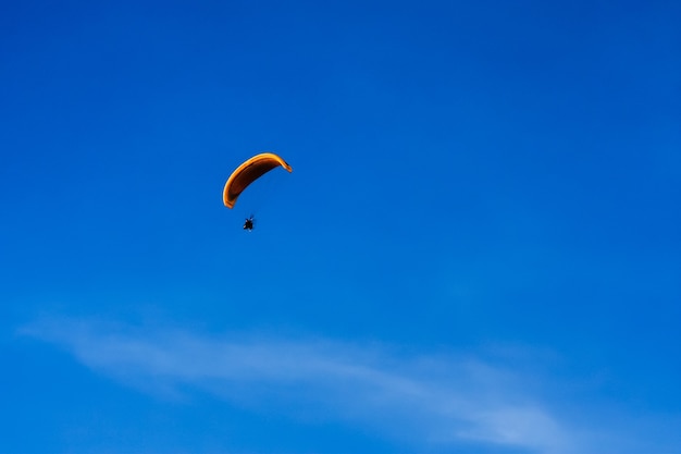 Paramotor volando en el cielo azul