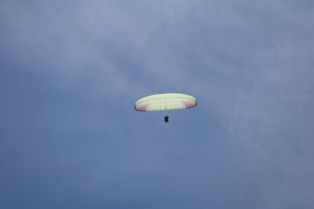 Parapente alto en el cielo
