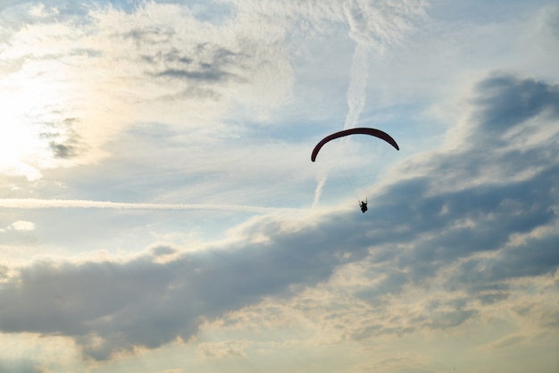 Parapente ao pôr do sol