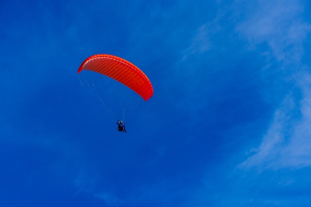 Parapente en cielo azul. Paracaídas con parapente está volando. Deportes extremos, concepto de libertad