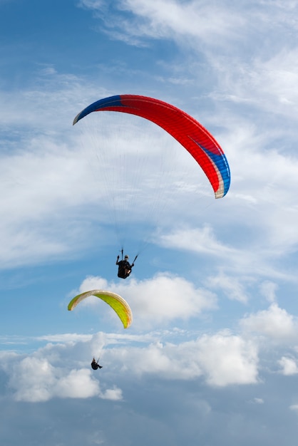 parapente en el cielo azul