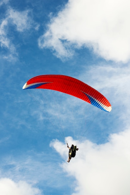 parapente en el cielo azul