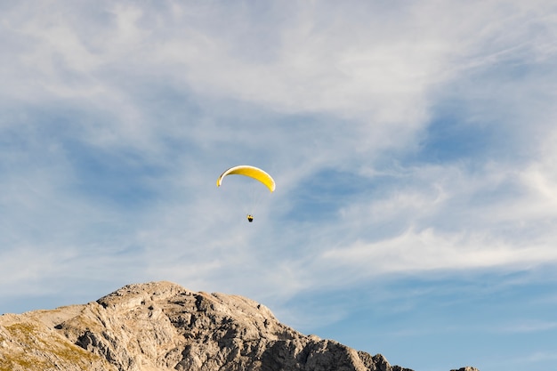 Parapente en el cielo azul