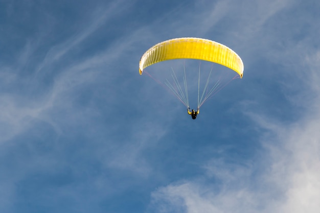 Parapente en el cielo azul