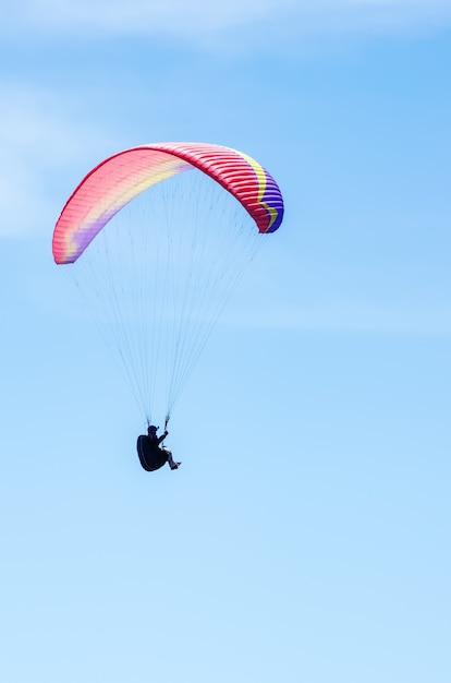 Parapente contra el cielo