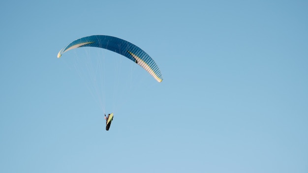 Parapente contra o céu azul. Esportes aéreos. Descanso ativo fora da cidade.