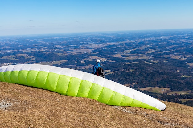 parapente deportivo en paracaídas sobre el campo