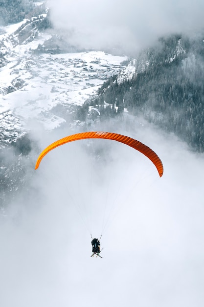 Parapente em dia nublado pela montanha