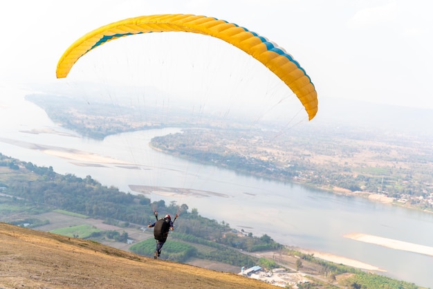 Parapente esportivo voando nas montanhas em dia de verão