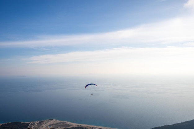 Parapente está comenzando el paracaídas se está llenando de aire en las montañas de los alpes en un día soleado en albania