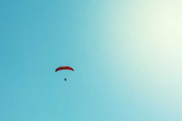 Parapente y fondo de cielo azul claro