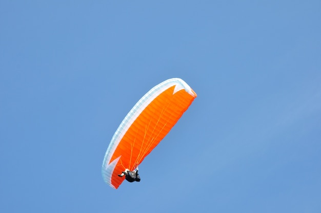 Parapente individual y flotando en el cielo