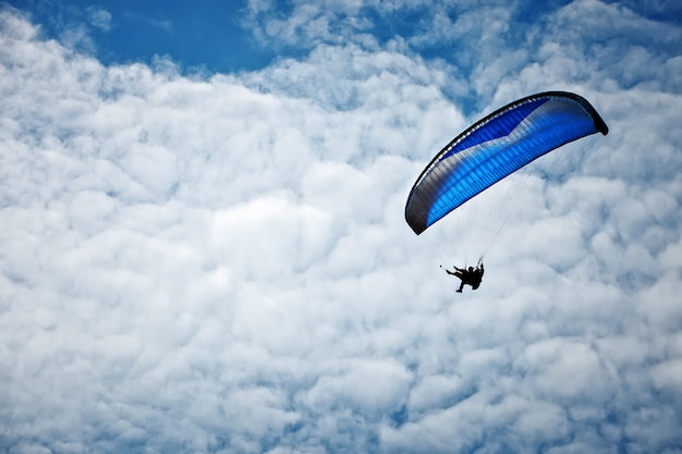 Parapente a lo largo de la hermosa costa.