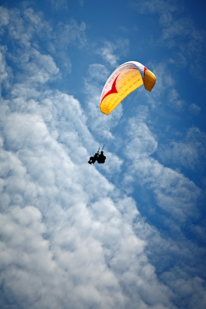 Parapente a lo largo de la hermosa costa.