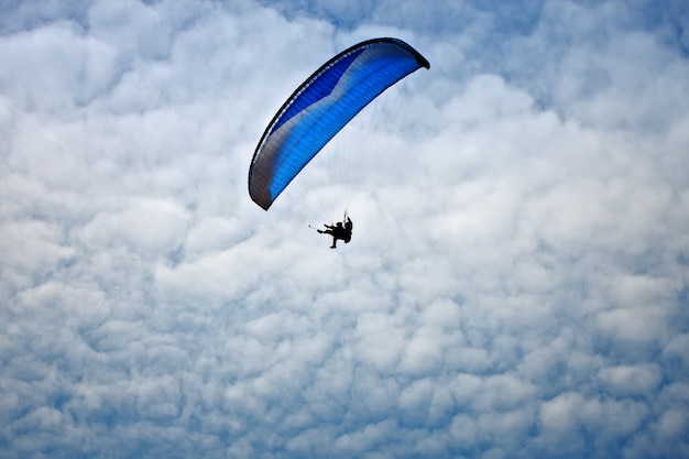 Parapente a lo largo de la hermosa costa.