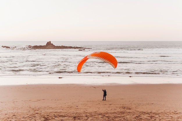 Foto parapente na praia na legzira de marrocos