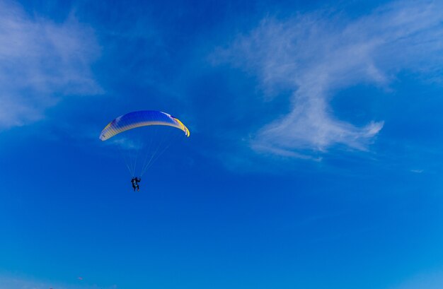 Parapente no céu azul. o paraquedas com parapente está voando. esportes radicais, conceito de liberdade