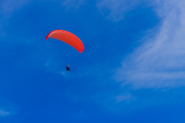 Parapente no céu azul. O paraquedas com parapente está voando. Esportes radicais, conceito de liberdade