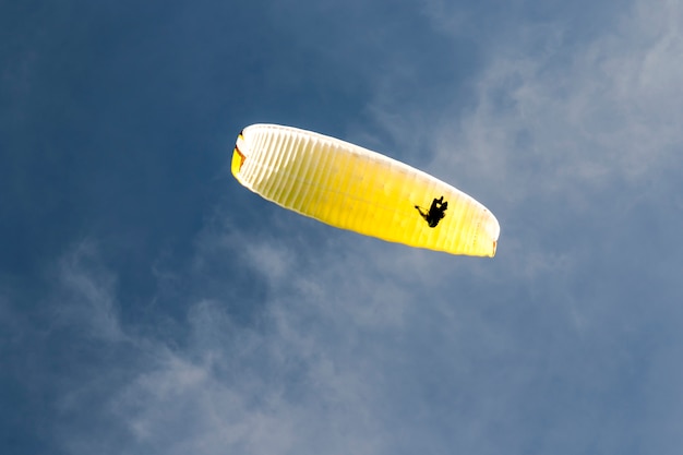 Parapente no céu azul