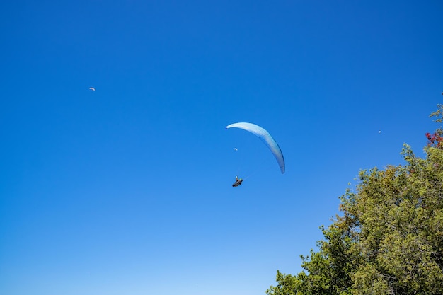 Parapente no céu Vista aérea do parapente e da Lagoa Azul em Oludeniz Babadag Mugla Turquia