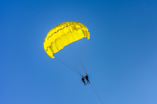 Parapente no mar Mediterrâneo na Turquia Recreação ativa e extrema