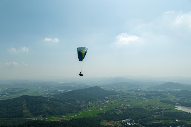 Foto parapente y paisaje desde las montañas