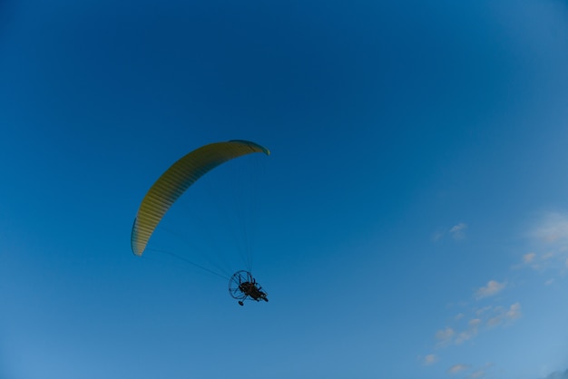 Parapente con paracaídas amarillo despegando